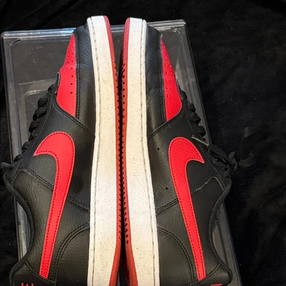 Nike Men's Black and Red Low-Top Sneakers